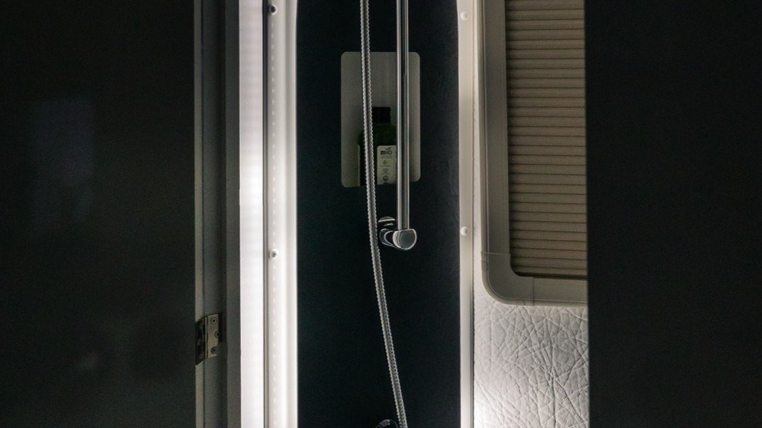 Oasi 540 - luxury shower mini camper 5.4m - camper
