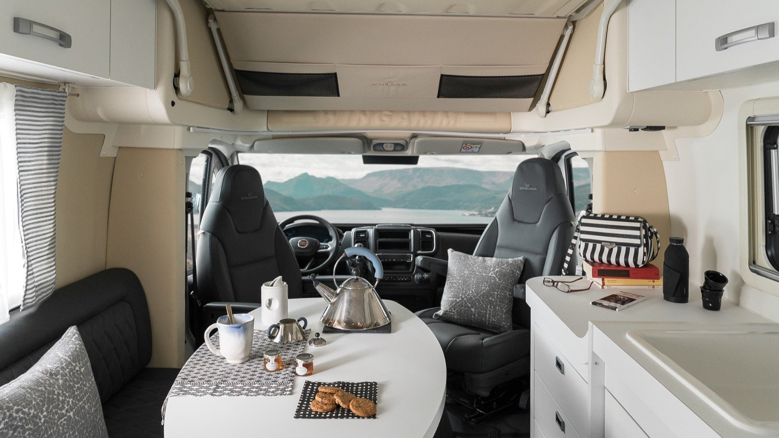 Oasi 540_interior small luxury camper - camper